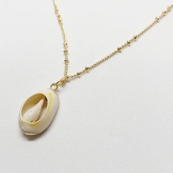 Simple & Tasteful Cowrie SeaShell Necklace (U3) - Picture 4 of 4